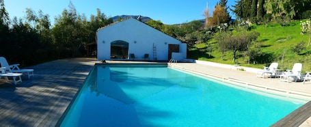 Una piscina al aire libre