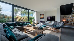 Villa (Watervilla 6) | Woonkamer | Televisie
