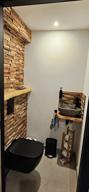 Douche, sèche-cheveux, serviettes fournies, savon