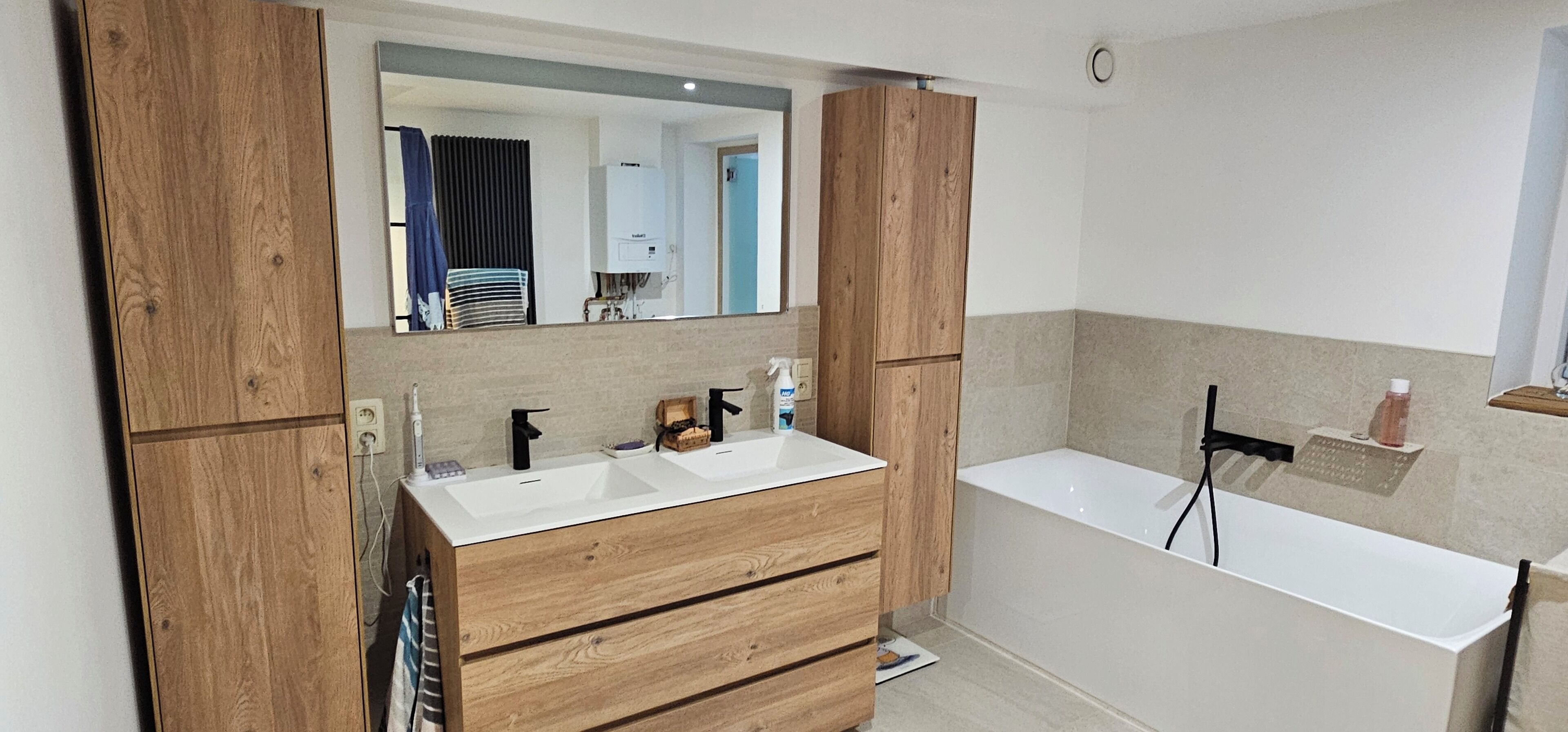 Regadera, secadora de cabello, toallas, jabón 