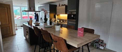 Een koelkast, een magnetron, een oven, een kookplaat