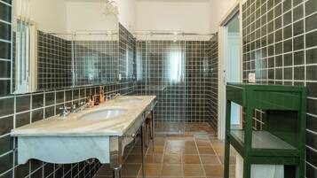 Chambre Double Confort, balcon, vue colline | Salle de bain