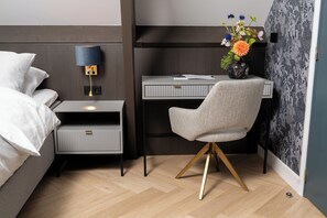 ห้องดับเบิล | เครื่องนอนระดับพรีเมียม, เตียงเมมโมรีโฟม, มินิบาร์, ตู้นิรภัยในห้องพัก