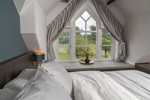 Tweepersoonskamer | Luxe beddengoed, bedden met traagschuimmatrassen, een minibar