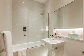 Douche, sèche-cheveux, serviettes fournies, savon