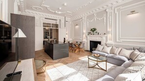 Una sala de estar amplia con chimenea, comedor y cocina.