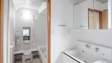 Suihkun ja ammeen yhdistelmä, ilmaiset hygieniatuotteet, hiustenkuivaaja