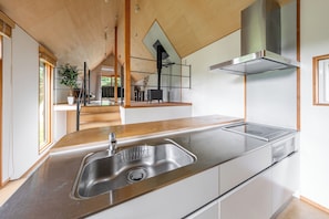 Full-size fridge, microwave, stovetop, electric kettle - POROTO HOUSE (Nanae)