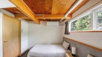 2 bedrooms, iron/ironing board, free WiFi