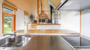 Een koelkast met diepvriezer, een microgolfoven, een kookplaat