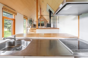 Full-sized fridge, microwave, stovetop, toaster