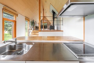 Frigorífico grande, microondas, placa de cocina y hervidor eléctrico