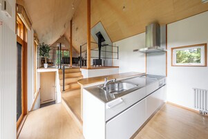 Frigorífico grande, microondas, placa de cocina y hervidor eléctrico