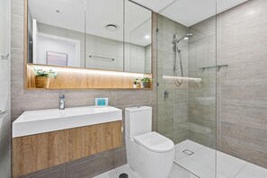 Dusche, Haartrockner, Handtücher, Seife