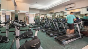 Ein Fitnessstudio mit Laufbändern, Ergometer und Crosstrainern.