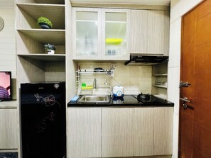 Deluxe Studio, Balcony, City View | Private kitchen | Fridge, microwave, stovetop, cookware/dishes/utensils - Maple Park Apartment near JI Expo (Jakarta)