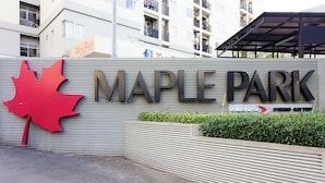 Schild für Maple Park mit einem roten Ahornblatt-Logo, das ein Wohngebiet kennzeichnet.