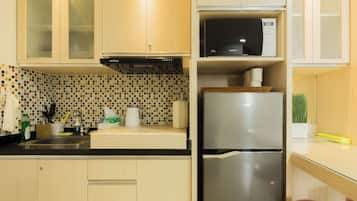 Superior Apartment, 2 Bedrooms, Kitchen, City View | Private kitchen | Fridge, microwave, stovetop, cookware/dishes/utensils