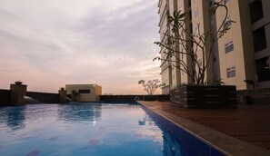 Outdoor pool - Genius Jakarta - Gading Greenhill Apt (Jakarta)