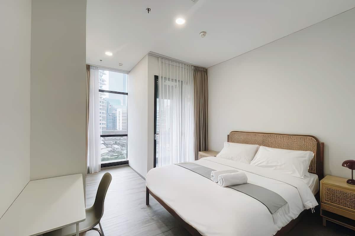 2 habitaciones, minibar, escritorio y espacio para trabajar con laptop