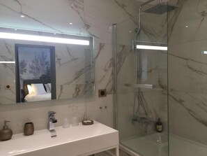 Chambre Double Confort, patio | Salle de bain
