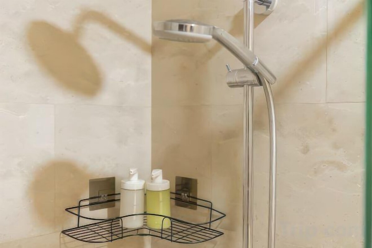 Bathroom | Combined shower/bathtub, hair dryer, bidet, towels