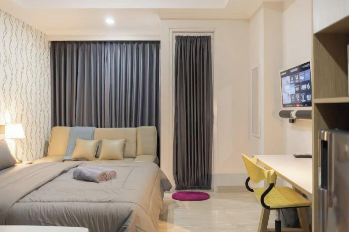 Minibar, desk, laptop workspace, blackout curtains