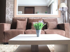 Apartamento superior, 2 quartos, cozinha, vista para a cidade | Área de estar | TV de tela plana 42 polegadas com canais a cabo