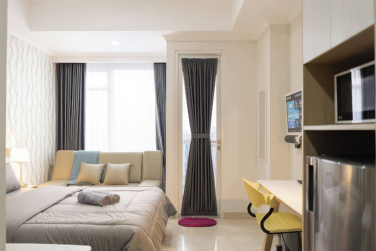 Deluxe Studio, Balcony, City View | 1 bedroom, minibar, desk, laptop workspace