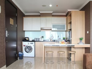 Apartamento superior, 2 habitaciones, cocina, vistas a la ciudad | Cocina privada | Frigorífico, microondas, placa de cocina y utensilios de cocina
