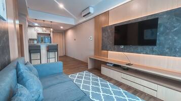 Apartemen Deluks, 2 kamar tidur, balkon, pemandangan kota | Area keluarga | Televisi layar datar 42-inci dengan saluran TV kabel