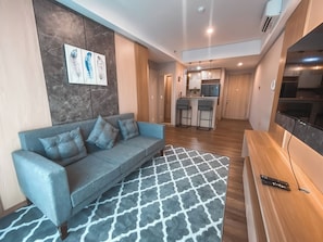 ดีลักซ์อพาร์ทเมนท์, 2 ห้องนอน, ระเบียง, วิวเมือง | บริเวณนั่งเล่น | ทีวีจอแบน 42 นิ้ว พร้อมช่องเคเบิล