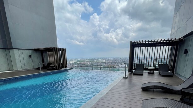 A rooftop pool area with a view of the cityscape. - Staycation Jakarta Holland Village (Jakarta)