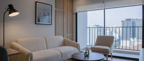 Una televisión, una oficina