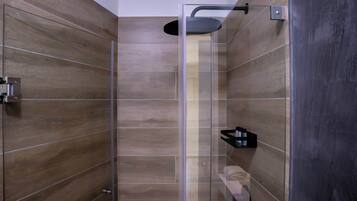 Douche, sèche-cheveux, serviettes fournies