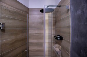 Douche, sèche-cheveux, serviettes fournies