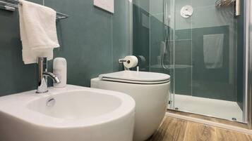 Tweepersoonskamer | Badkamer | Een douche, gratis toiletartikelen, een haardroger, handdoeken