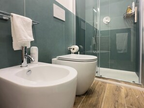 Tweepersoonskamer | Badkamer | Een douche, gratis toiletartikelen, een haardroger, handdoeken