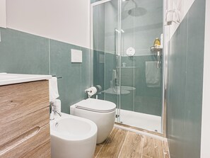 Double Room | Bathroom | Shower, free toiletries, hair dryer, towels - Emilia House (Bologna)