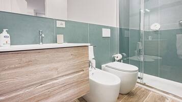 Doppelzimmer | Badezimmer | Dusche, kostenlose Toilettenartikel, Haartrockner, Handtücher