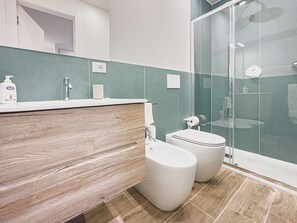 Chambre Double | Salle de bain | Douche, articles de toilette gratuits, sèche-cheveux
