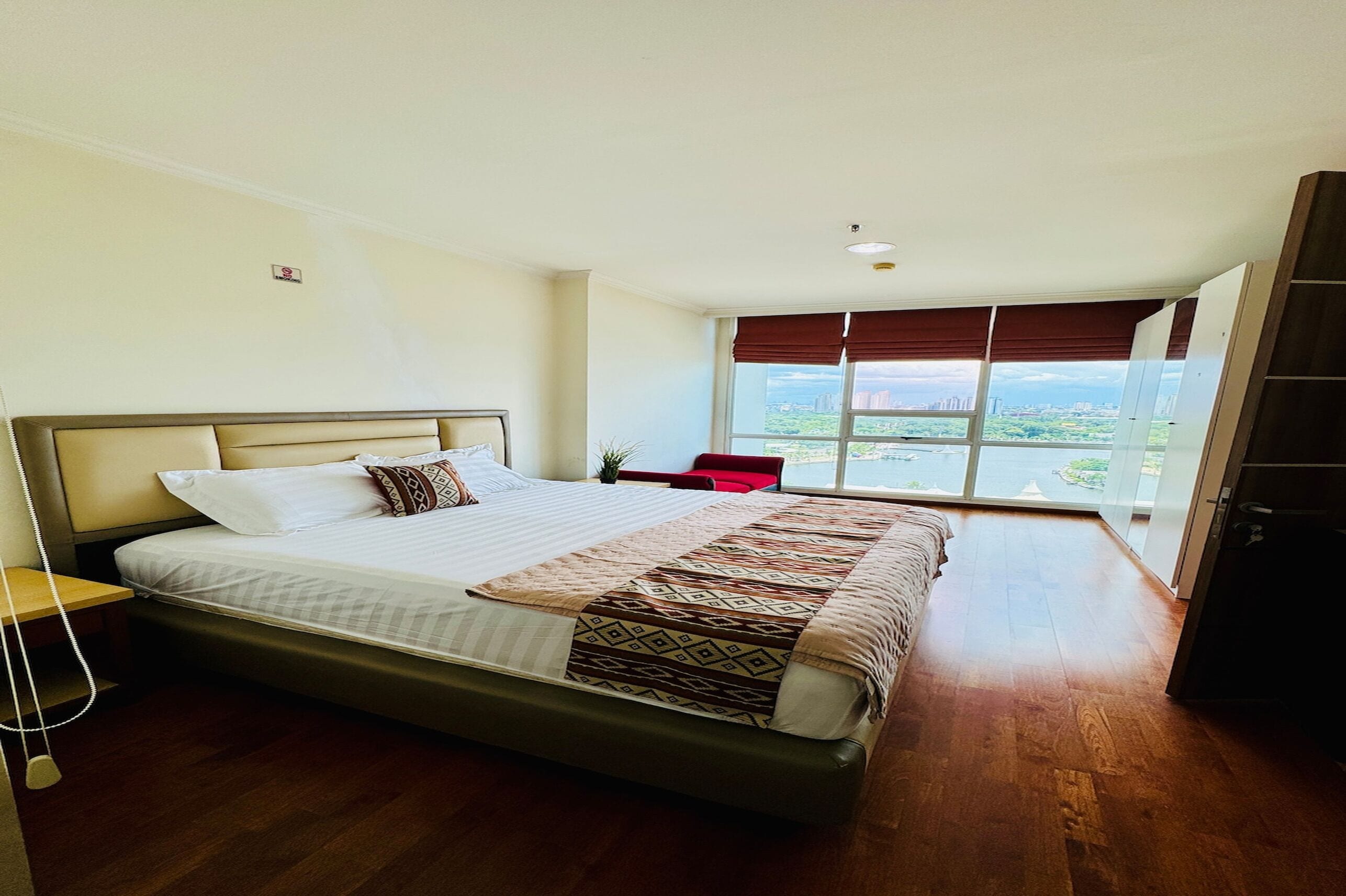 Leilighet – superior, 1 soverom, kjøkken, byutsikt | Minibar, skrivebord, skrivebord for bærbar PC og blendingsgardiner