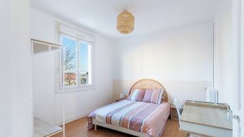 3 bedrooms, desk, WiFi, bed sheets