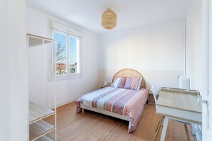 3 slaapkamers, een bureau, wifi, beddengoed