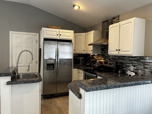 3 bedroom house 2 blocks from city pool