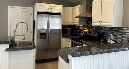 3 bedroom house 2 blocks from city pool