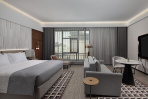 Suite Studio Ăconomique, 1 trĂšs grand lit, balcon, vue ville | Literie de qualitĂ© supĂ©rieure, couette en duvet d'oie, surmatelas