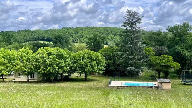 A lush green landscape with a swimming pool, trees, and a small building. - Green cocoon with private swimming pool (Cunèges)