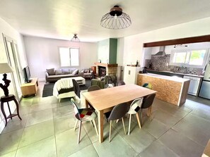 Smart-tv en een open haard