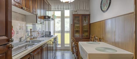 Apartamento standard, 2 quartos (Apartment Masa Koper) | Cozinha privada | Geladeira, fogão, cooktop, cafeteira/chaleira